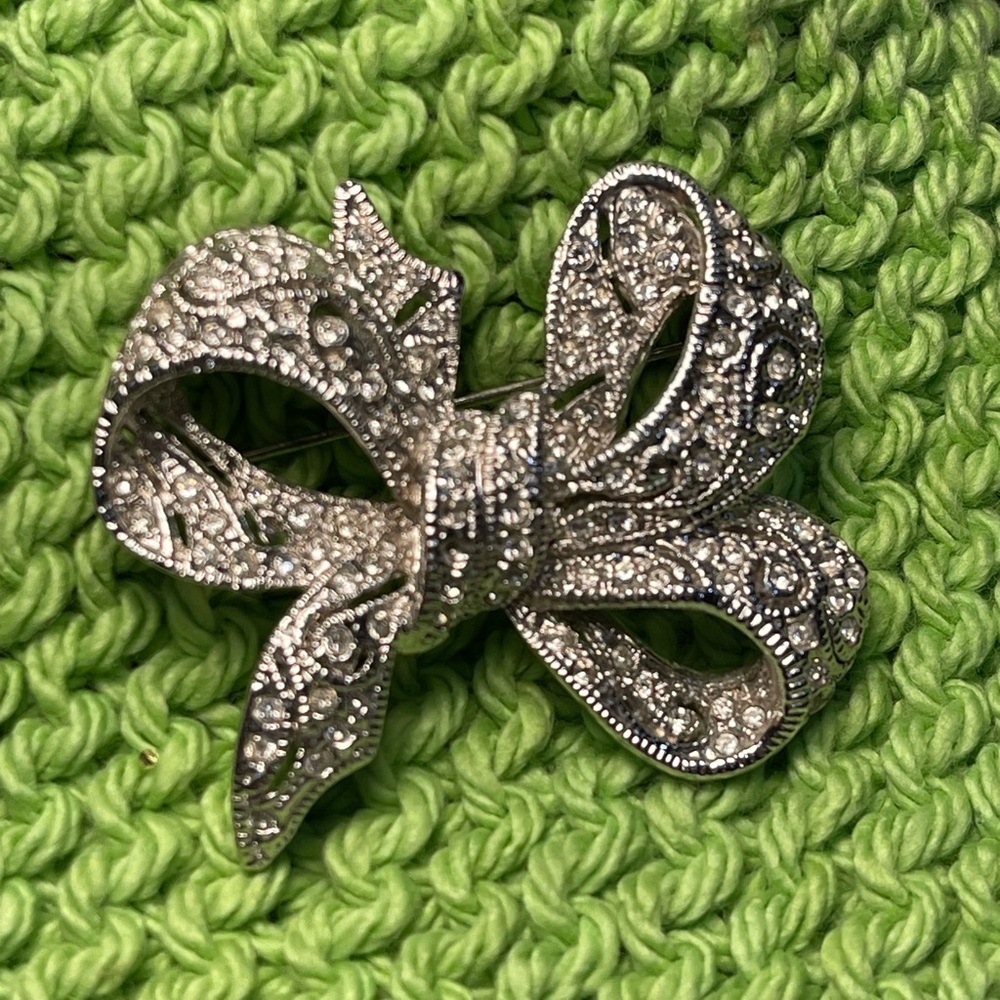 Elegant Silvertoned Bow Brooch